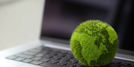 ordinateur portable avec la planète terre, avec une texture mousse végétale, posée sur le clavier